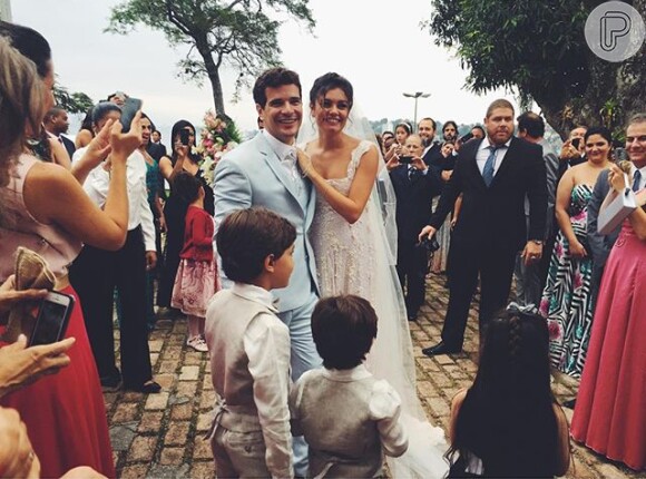 A atriz compartilhou ainda uma imagem dos noivos, Sophie Charlotte e Daniel de Oliveira: 'Que Deus abençoe, guie e proteja vocês! Muito muito muito amor!'