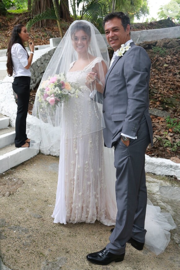 Sophie Charlotte usou um vestido longo branco tradicional acompanhado de véu e grinalda em seu casamento, que aconteceu na noite deste domingo, 6 de dezembro de 2015