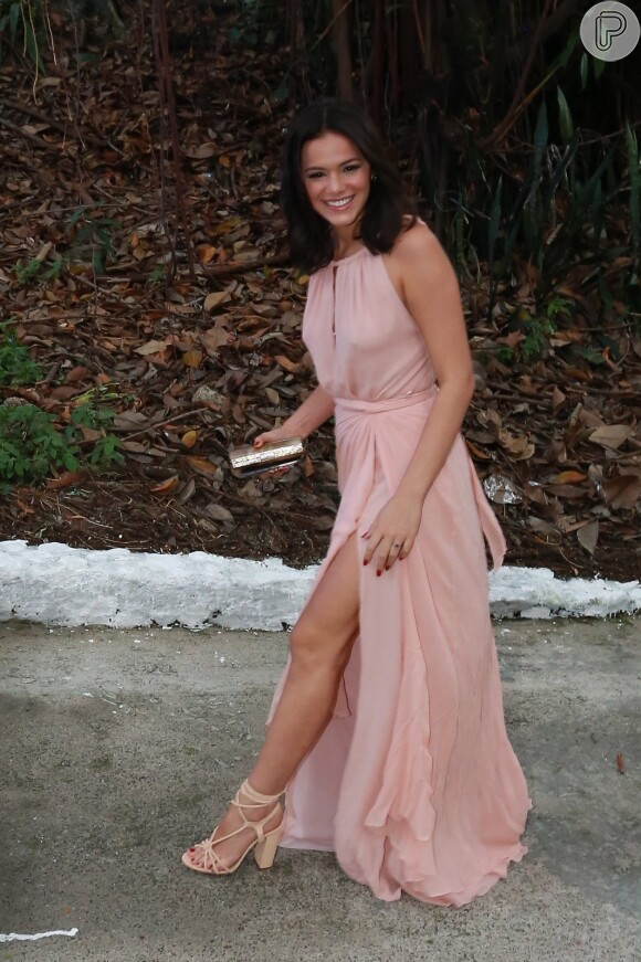 Bruna Marquezine apostou em um modelo com uma grande fenda na perna, exaltando sua boa forma