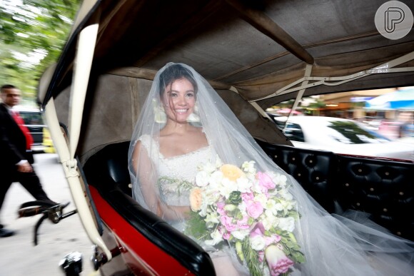 Sophie chegou a bordo de um carro antigo ao lado do pai, o cabeleireiro Mário Silva, responsável pelo penteado da artista no casamento