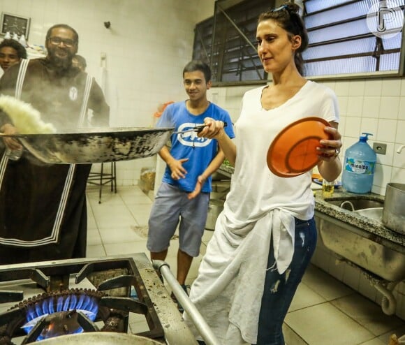 Em foto postada na página criada pelos alunos no Facebook, a chef aparece com um visual bem despojado e colocando a mão na massa com uma frigideira no fogo 