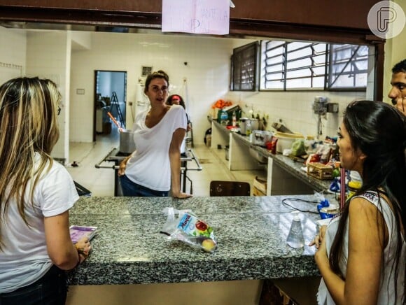 Paola compareceu à escola E. E. Fernão Dias Paes, localizada na região de Pinheiros, para cozinhar para os alunos que estão ocupando o prédio