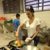 Paola Carosella foi até uma das escolas estaduais que estão ocupadas em São Paulo, a Fernão Dias Paes, em Pinheiros, para cozinhar para os estudantes que estão no local, neste domingo (6)