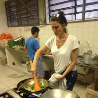 Paola Carosella, do 'MasterChef', cozinha em escola ocupada por estudantes em SP