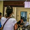 Paola Carosella, jurada do 'MasterChef Brasil', da Band, ajuda alunos responsáveis pela alimentação em escola ocupada como apoio à manifestação dos jovens que lutam contra o fechamento de 94 instituições de ensino