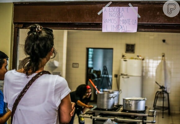 Paola Carosella, jurada do 'MasterChef Brasil', da Band, ajuda alunos responsáveis pela alimentação em escola ocupada como apoio à manifestação dos jovens que lutam contra o fechamento de 94 instituições de ensino