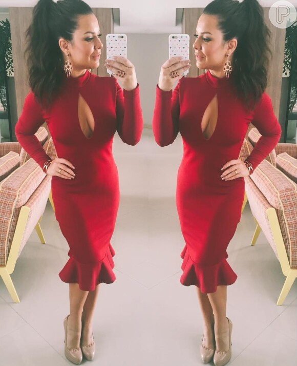 Fernanda Souza usou vestido vermelho em comprimento midi, com mangas compridas e decote em gota, da grife Alphorria, que custa R$ 794,90, além de cabelos presos em um rabo de cavalo e brincos grandes para arrematar o visual