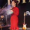 Fernanda Souza repete vestido vermelho usado por outras famosas em evento no Rio