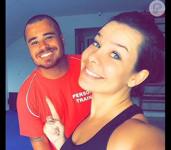 Fernanda Souza posa ao lado de seu personal trainer, Bruno D´Orleans