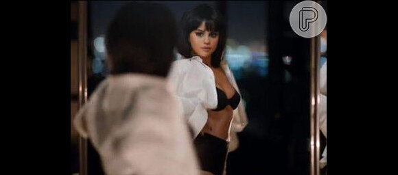 Selena Gomez optou novamente por um figurino sensual no novo clipe