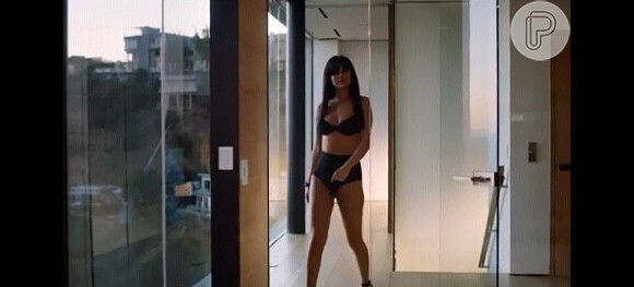 Selena Gomez aparece usando apenas lingerie em teaser de clipe divulgado nesta segunda-feira, dia 07 de dezembro de 2015