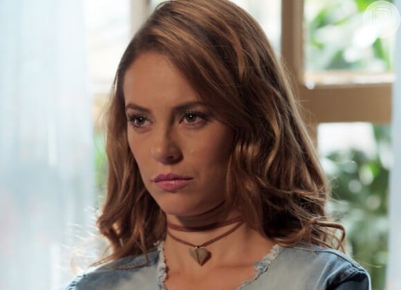Melissa (Paolla Oliveira) se irrita com Felipe (Rafael Cardoso), na novela 'Além do Tempo'