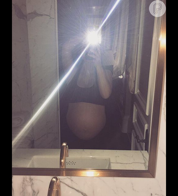 Antes de dar à luz, a americana postou uma selfie mostrando a barriga