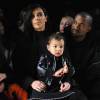 A socialite Kim Kardashian com o marido Kanye West e a filha North West, de dois anos.