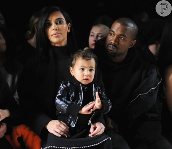 A socialite Kim Kardashian com o marido Kanye West e a filha North West, de dois anos.
