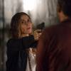 Atena (Giovanna Antonelli) consegue inverter a situação e ameaça atirar em Romero (Alexandre Nero), na novela 'A Regra do Jogo', em 8 de dezembro de 2015