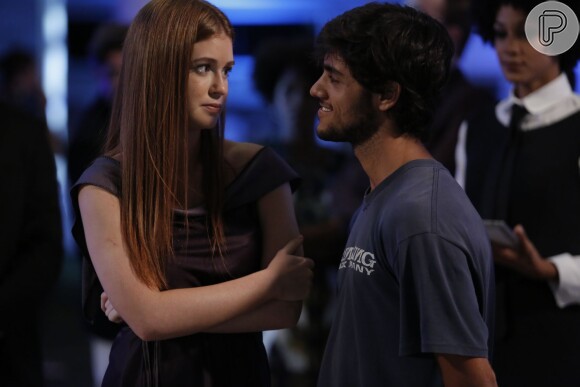 Jonatas (Felipe Simas) é vítima de um plano armado por Cassandra (Juliana Paiva) e Carolina (Juliana Paes)
