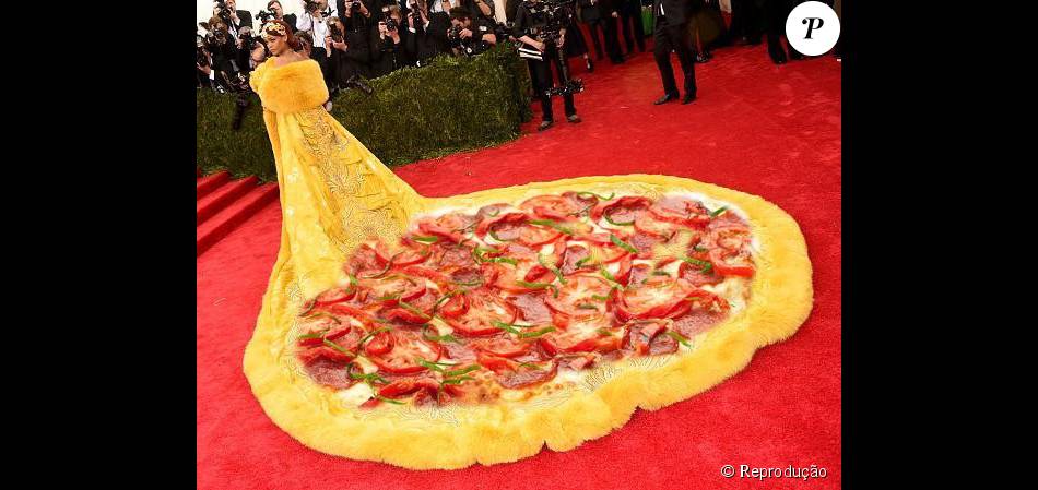 Os Internautas Nao Perdoaram E Fizeram Diversos Memes Da Cantora No Tapete Vermelho Pizza E Gema De Ovo Sao Apenas Alguns Espalhados Pela Rede Purepeople