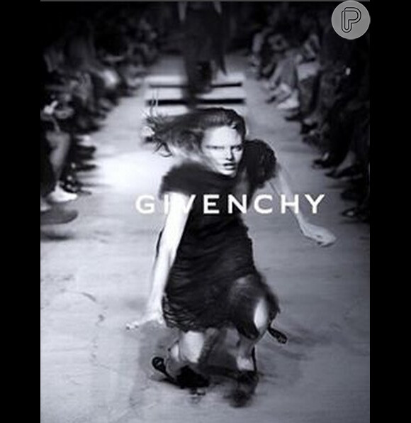 Candice Swanepoel caiu na passarela da Givenchy e ela própria fez piada sobre o tombo no desfile. 'Caindo em desgraça', escreveu a modelo ao postar essa  imagem