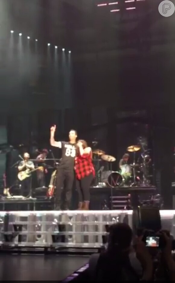 Com o erro técnico durante show, Adam Levine, da banda Maroon 5, se irritou e jogou o microfone no palco. O objeto quicou e bateu na cabeça de Stephanie Green
