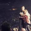 Stephanie Green subiu no palco do Maroon 5 após levar uma microfonada de Adam Levine: 'Melhor dia da minha vida'
