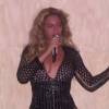 Em seu retorno aos palcos, Beyoncé passou por uma saia justa ao ver que seu figurino rasgou no decote durante a performance do hit 'Drunk in Love'