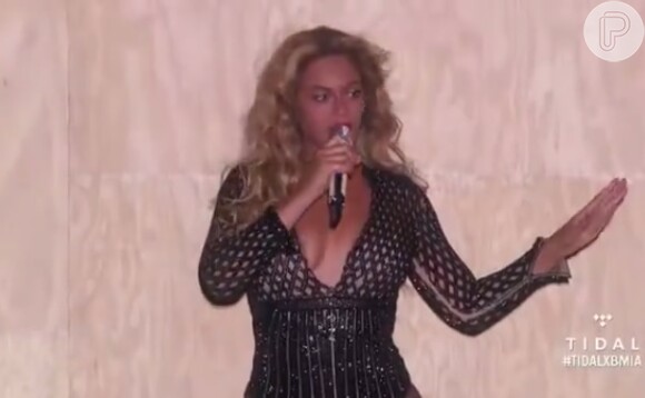 Em seu retorno aos palcos, Beyoncé passou por uma saia justa ao ver que seu figurino rasgou no decote durante a performance do hit 'Drunk in Love'