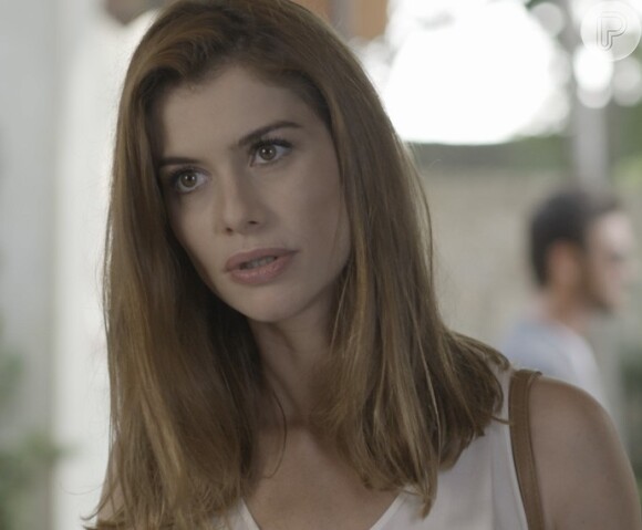 Lívia (Alinne Moraes) escuta Emília (Ana Beatriz Nogueira) dizer que é filha de Vitória (Irene Ravache), na novela 'Além do Tempo'