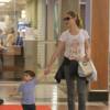 Alinne Moraes se diverte com o filho Pedro, de 1 ano e 8 meses, em shopping