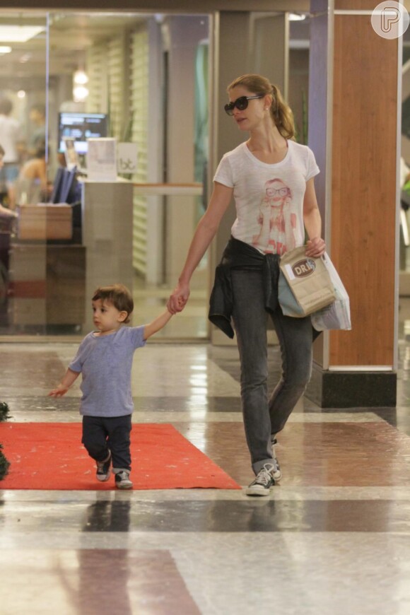 Alinne Moraes passeia pelo shopping com Pedro, de 1 ano e 8 meses