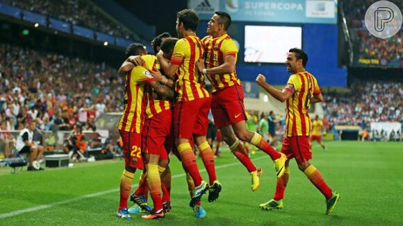 Neymar comemora gol com os companheiros do Barcelona