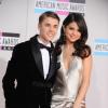Justin Bieber e Selena Gomes, em trajes elegantíssimos, posam para fotos no American Music Awards