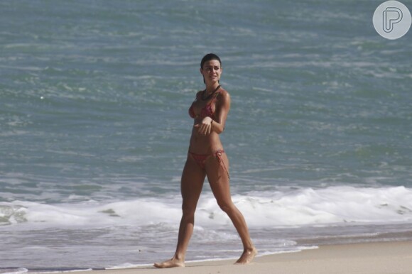 Thaila Ayala exibiu a boa forma na praia do Recreio, no Rio