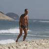Paulinho Vilhena se refrescou com alguns mergulhos no mar