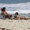 Thaila Ayala conversa com um amigo durante dia de praia no Rio