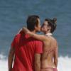 Paulinho Vilhena e Thaila Ayala trocaram beijos em praia do Rio. O casal de atores curtiu o dia de calor que fez no Rio na praia do Recreio dos Bandeirantes, na Zona Oeste da cidade
