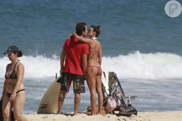 Paulinho Vilhena e Thaila Ayala trocaram beijos em praia do Rio. O casal de atores curtiu o dia de calor que fez no Rio na praia do Recreio dos Bandeirantes, na Zona Oeste da cidade