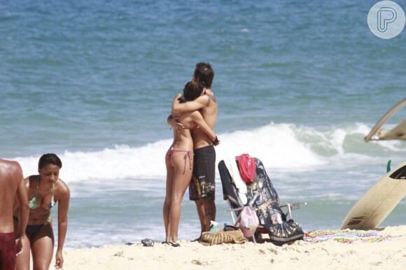 Paulinho Vilhena e Thaila Ayala trocaram carinhos em praia do Rio