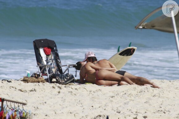 Paulinho Vilhena e Thaila Ayala se beijam durante tarde em praia do Rio
