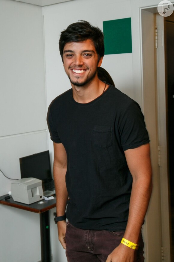 Rodrigo Simas também marcou presença no show de Thiaguinho. O irmão dele, o também ator Bruno Gissoni, o acompanhou no evento