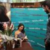 Mel Fronckowiack autografa o livro 'Inclassificável – Memórias da Estrada' para o namorado, o ator Rodrigo Santoro