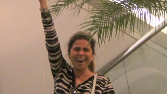 Giovanna Antonelli faz showzinho e se diverte com paparazzo em shopping carioca