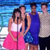 Lea Michele dedicou o prêmio que recebeu no Teen Choice Awards a Cory Monteith. A atriz foi homenageada por sua interpretação como Rachel Berry na série 'Glee'