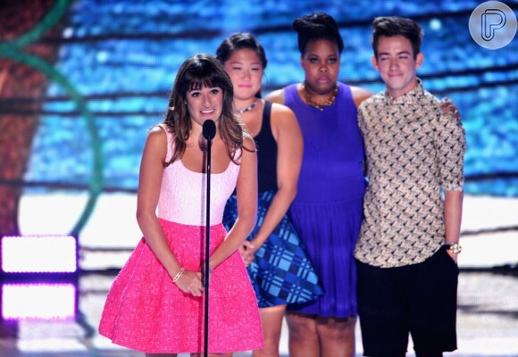 Lea Michele dedicou o prêmio que recebeu no Teen Choice Awards a Cory Monteith. A atriz foi homenageada por sua interpretação como Rachel Berry na série 'Glee'