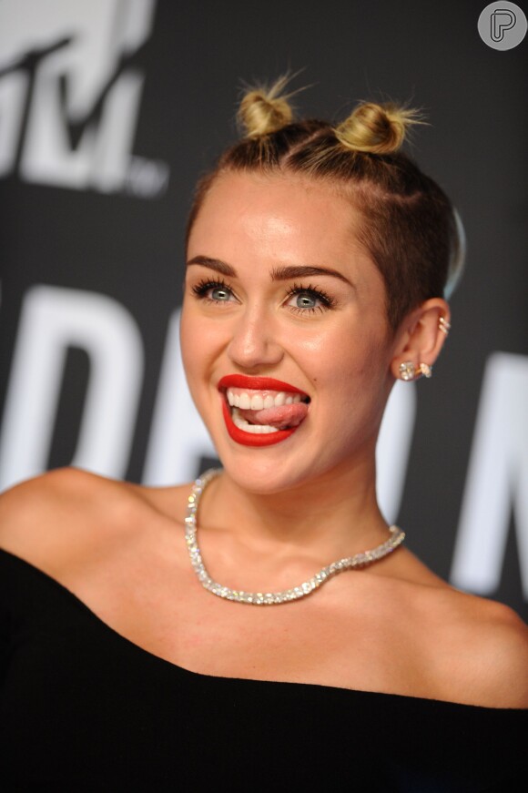 A cantora Miley Cyrus investiu em uma produção irreverente para o VMA 2013
