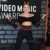 A cantora Miley Cyrus apostou em um visual ousado para o tapete vermelho do Video Music Awards 2013