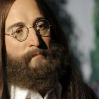 Jaqueta de John Lennon é arrematada por R$ 26 mil; veja outros leilões
