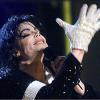 A luva de brilhantes de Michael Jackson que o cantor usou em um show em Sydney foi arrematada por US$ 57.600 mil (cerca de R$ 96 mil) em um leilão