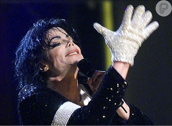 A luva de brilhantes de Michael Jackson que o cantor usou em um show em Sydney foi arrematada por US$ 57.600 mil (cerca de R$ 96 mil) em um leilão