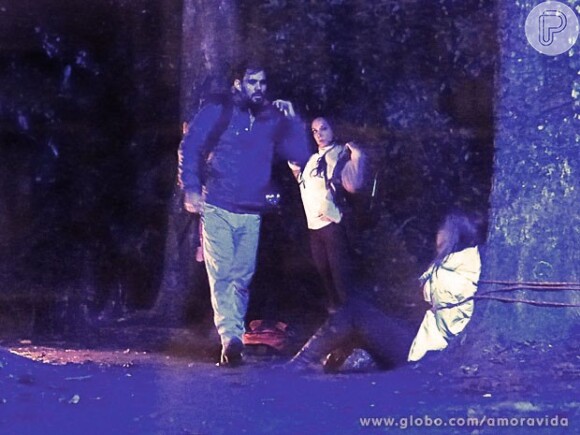 Em 'Amor à Vida', Ninho e Alejandra vão amarrar Paloma em uma árvore. A cena vai ao ar em 29 de agosto de 2013